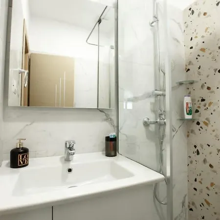 Emblematic House 1 Konukevi