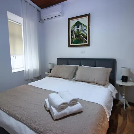 Emblematic House 1 Гостевой дом Гирокастра