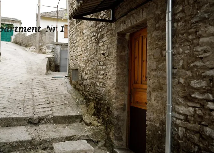 Emblematic House 1 게스트하우스 Gjirokastër