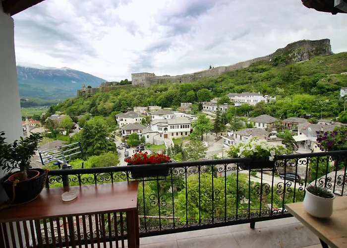Emblematic House 1 게스트하우스 Gjirokastër